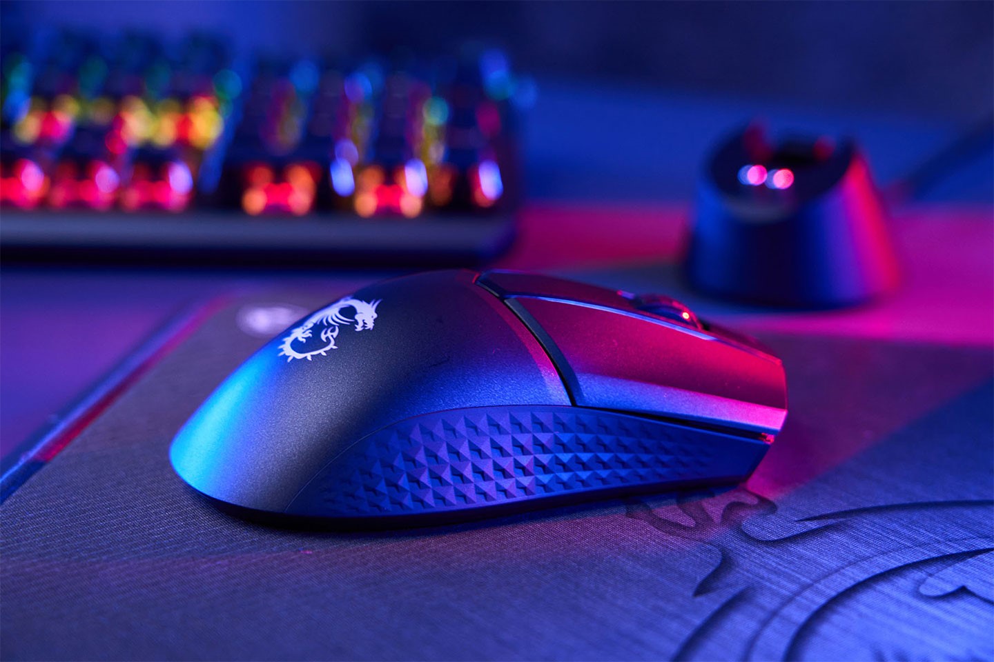 The right side of the mouse body also uses rhombic patterns to enhance the grip.