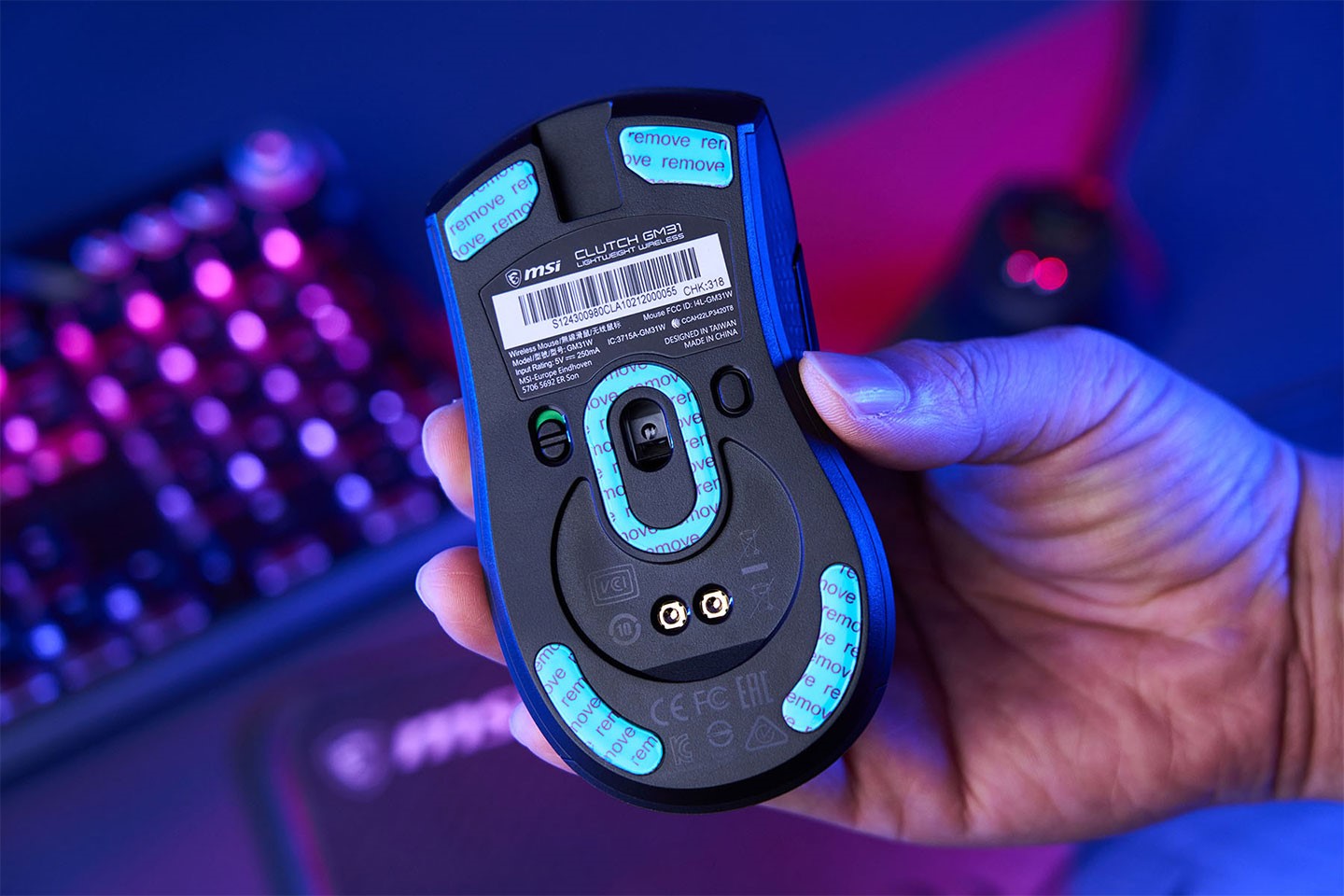 The bottom is equipped with a PTFE mouse sticker, which can increase the smoothness of the mouse movement. Remember to remove the protective layer of the mouse sticker before use.