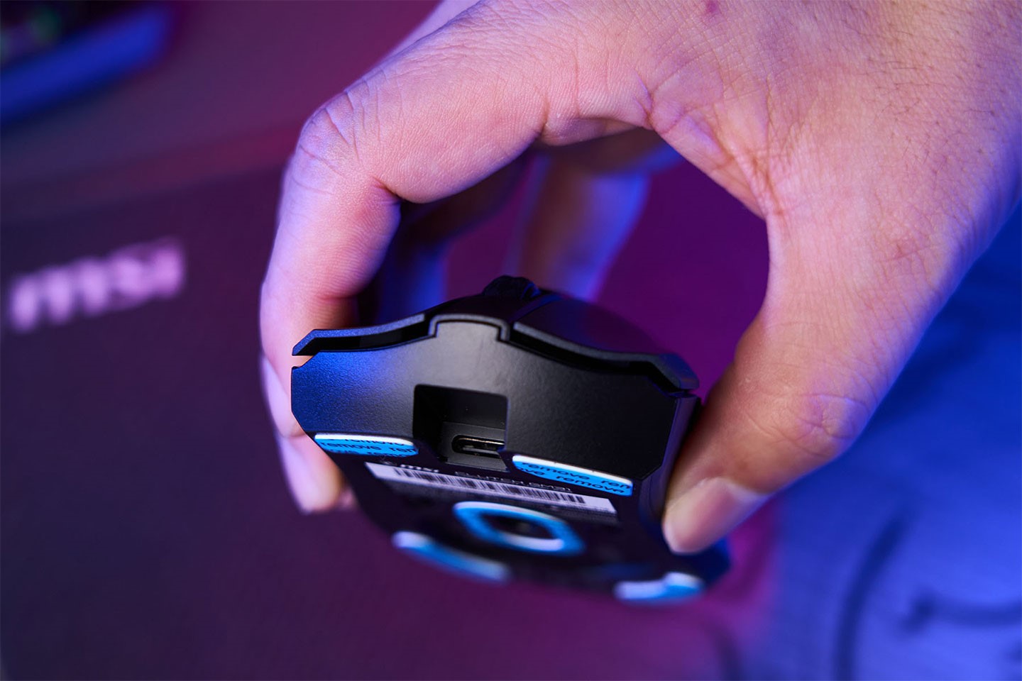 There is also a hidden USB-C interface on the front of the mouse body, which can be converted into a wired form after connecting the cable. It is also an exclusive storage slot design patented by MSI. Put the USB here for storage, and you can take it with you anytime, anywhere .