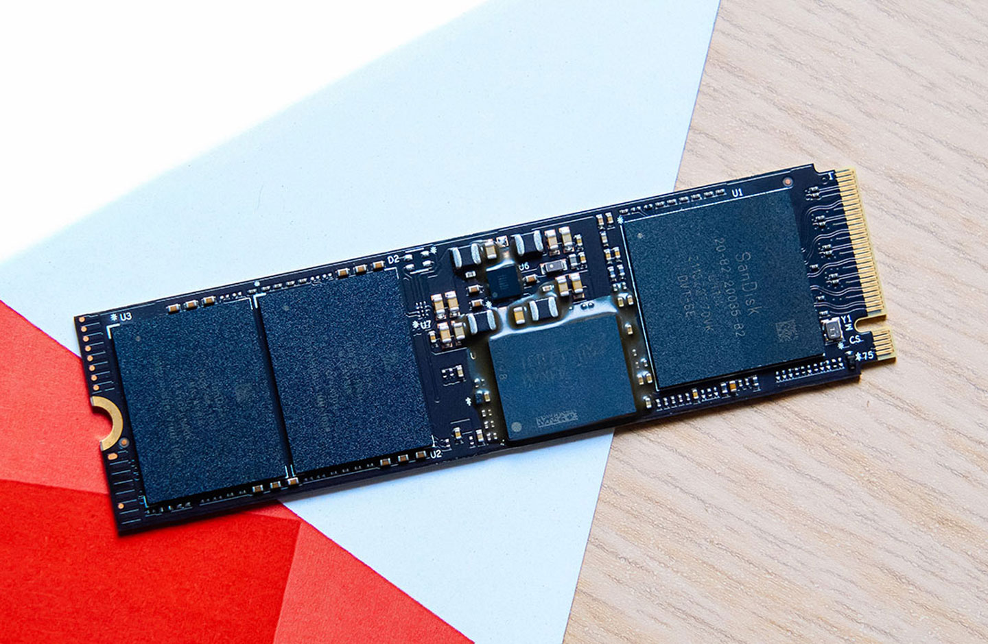 移除面的標籤貼紙，可以看到左側兩組 NAND Flash 晶片，右側則有 DRAM 與控制器元件。