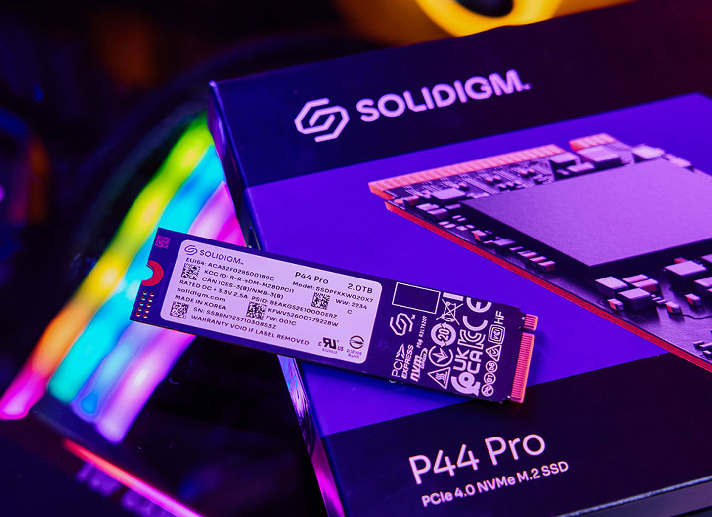 There is no component layout on the back of the SOLIDIGM P44 Pro body, only a serial number and model sticker is posted.