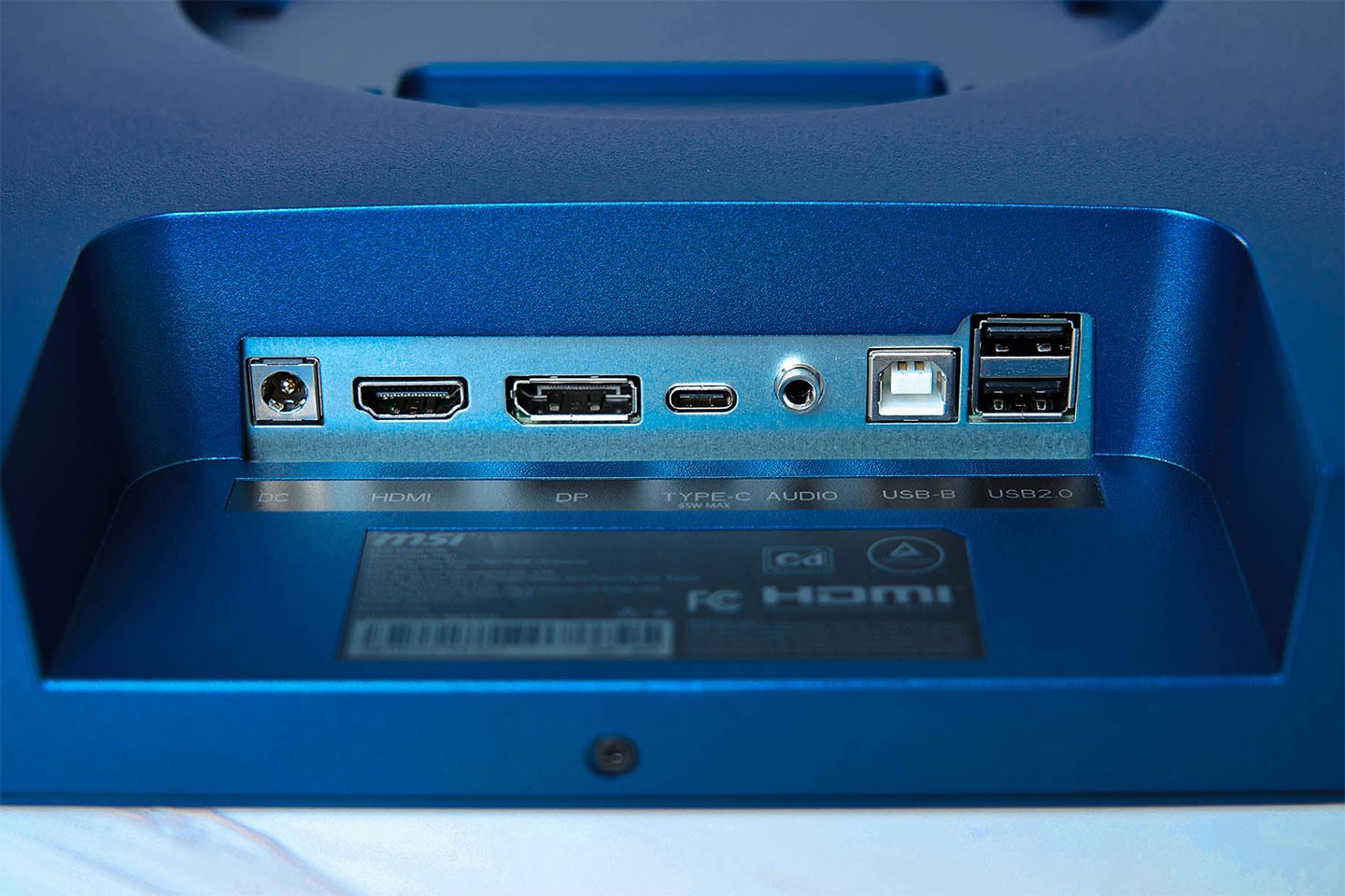 各種連結埠規劃於顯示器底部，包含電源接口、HDMI 埠、DisplayPort、USB Type-C、3.5 mm 音源輸出、USB Type-B 與兩組 USB 2.0（Type-A）埠。