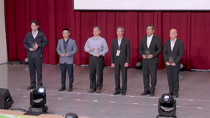 數位產署 林俊秀副署長授獎給物聯網資安優良產品企，共有5家企獲獎。