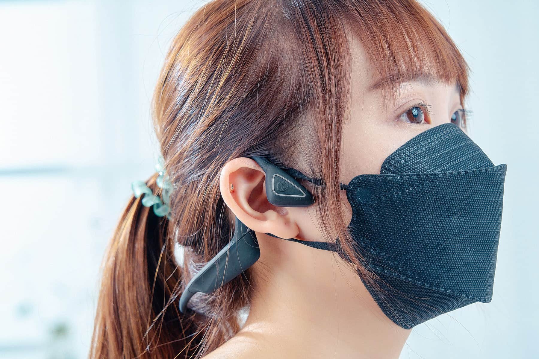 由於 ATH-CC500BT 的佩戴方式是將耳機輕輕掛勾在耳朵的上緣，所以無論是戴著口罩或戴著眼鏡的狀態都不會因交疊在一起而產生交纏或負擔，同時耳機也很方便戴上或取下。