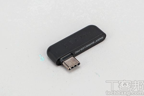無線傳輸器 採用 USB-C 介面，尺寸迷你，另提供 USB-A 轉 USB-C 的延長線。