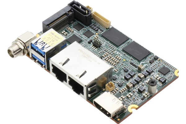 I/O擋板區域具有2組USB3.2 Gen 2 x 2端，以及GbE、2.5 GbE、HDMI 1.4b端各1組。