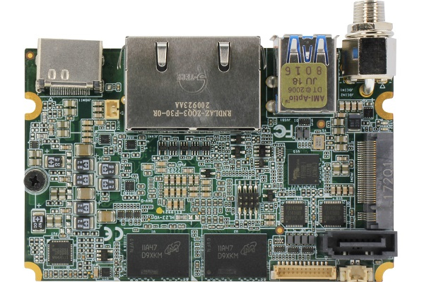 記憶體顆粒置於機身背面，外還有M.2插槽、SATA端功能。