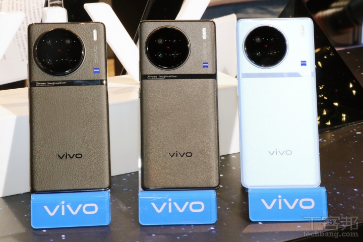 vivo X90 Pro 推出傳奇黑色系；X90 則有極光藍和星光黑兩種顏色選擇。