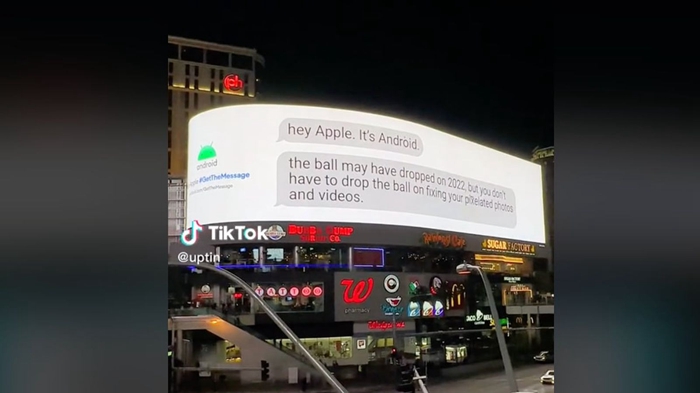 Google再次在CES會場買下大型電廣告牌，喊話要求蘋果推動RCS的發展