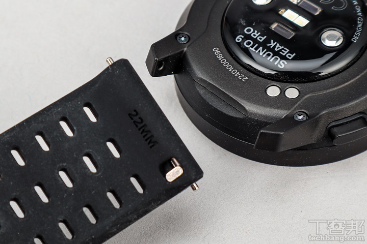 快拆錶帶計：出廠時已配備 22mm 矽膠錶帶，並支援快拆更換系統。