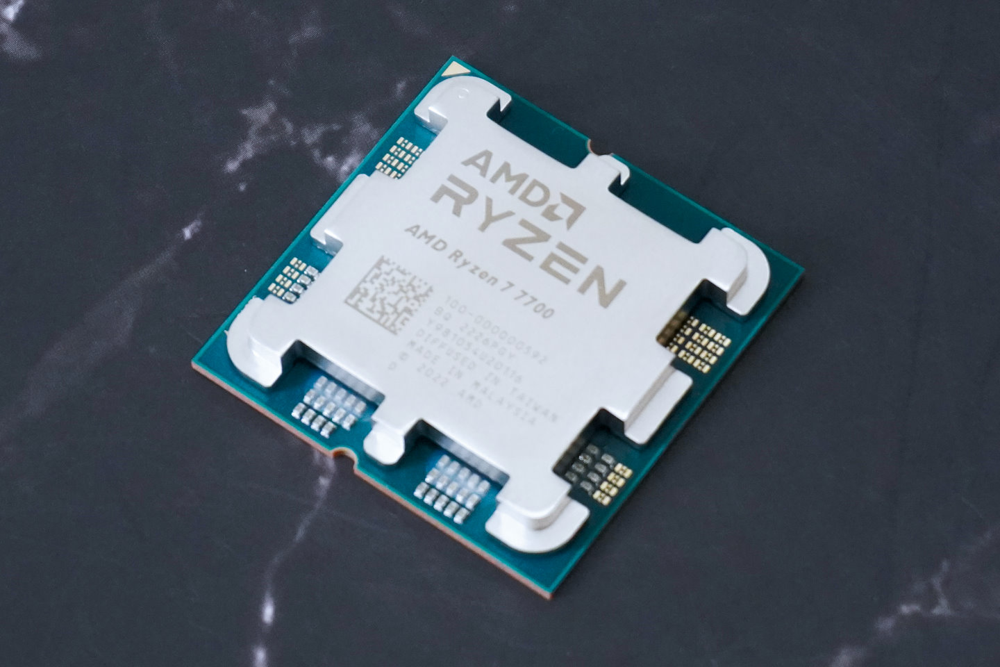 Ryzen 7 7700是8核16緒的處理器，最高Trubo時脈比Ryzen 7 7700X低了100MHz。
