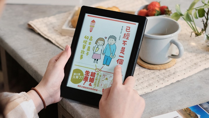 台北國際書展 Readmoo 讀墨現場展示 mooInk Plus 2C 彩色閱讀器，開放民眾隨手玩