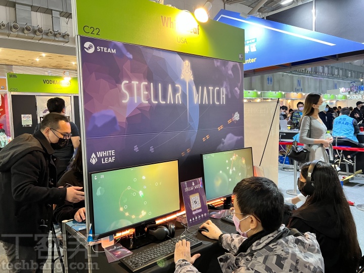 由 White Leaf 所開發的《Stellar Watch》是一套美術風格相當優異的太空塔防遊戲，其運用機體旋轉的概念，打破過往制式的塔防作品體驗。