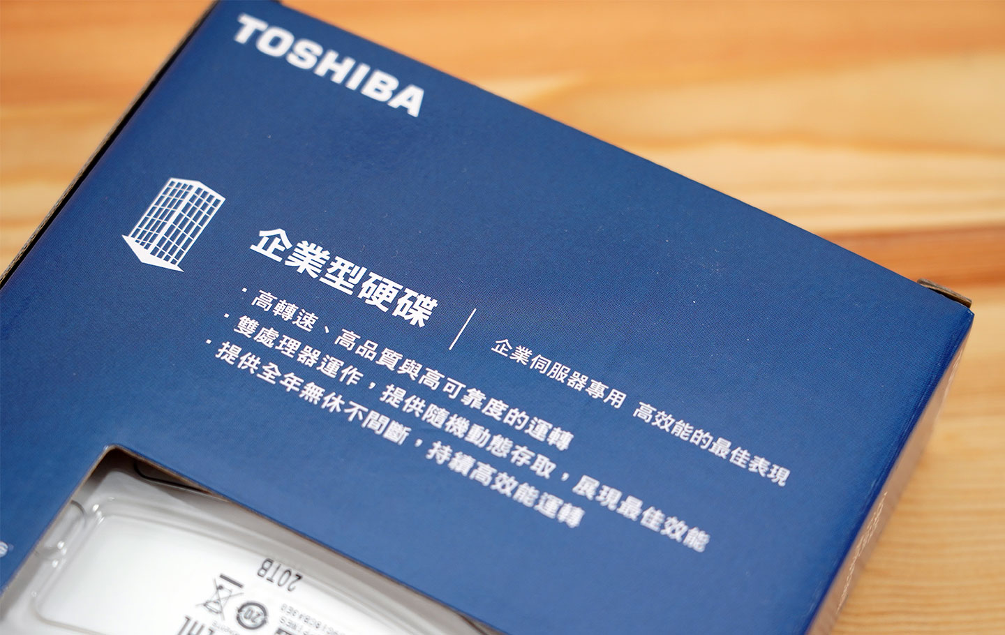 外盒背面也說明了 Toshiba MG10 系列的產品定位為企型取向，能夠提供高效能與更好的可靠度，更可全年無休不間斷運作。