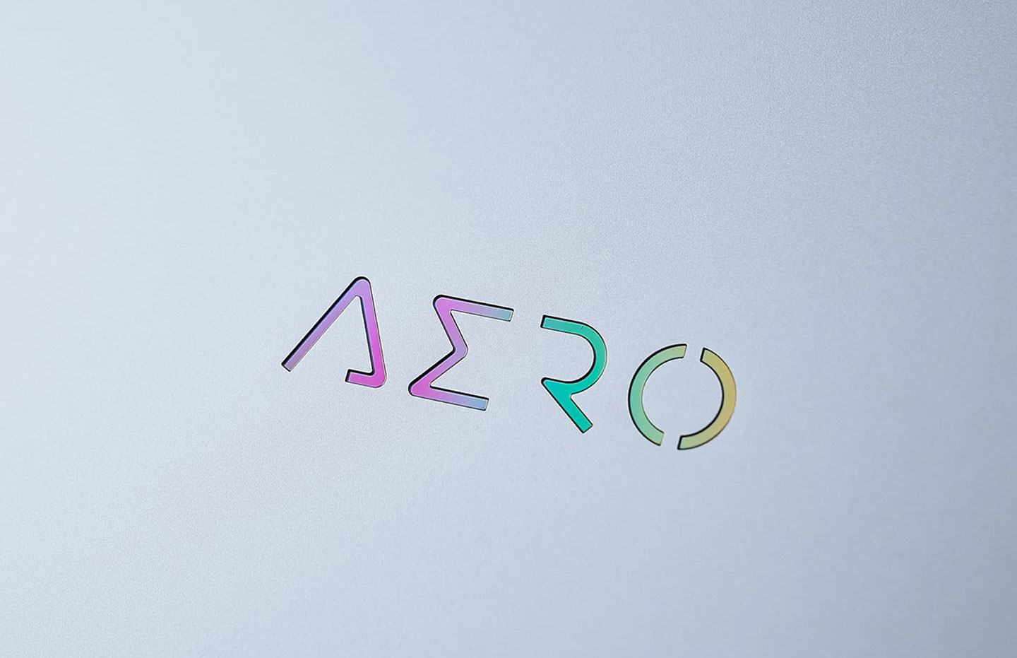 今年 AERO 16 OLED 上蓋的 LOGO 多了一些變化－炫彩元素在不同角度呈現出豐富的變化。