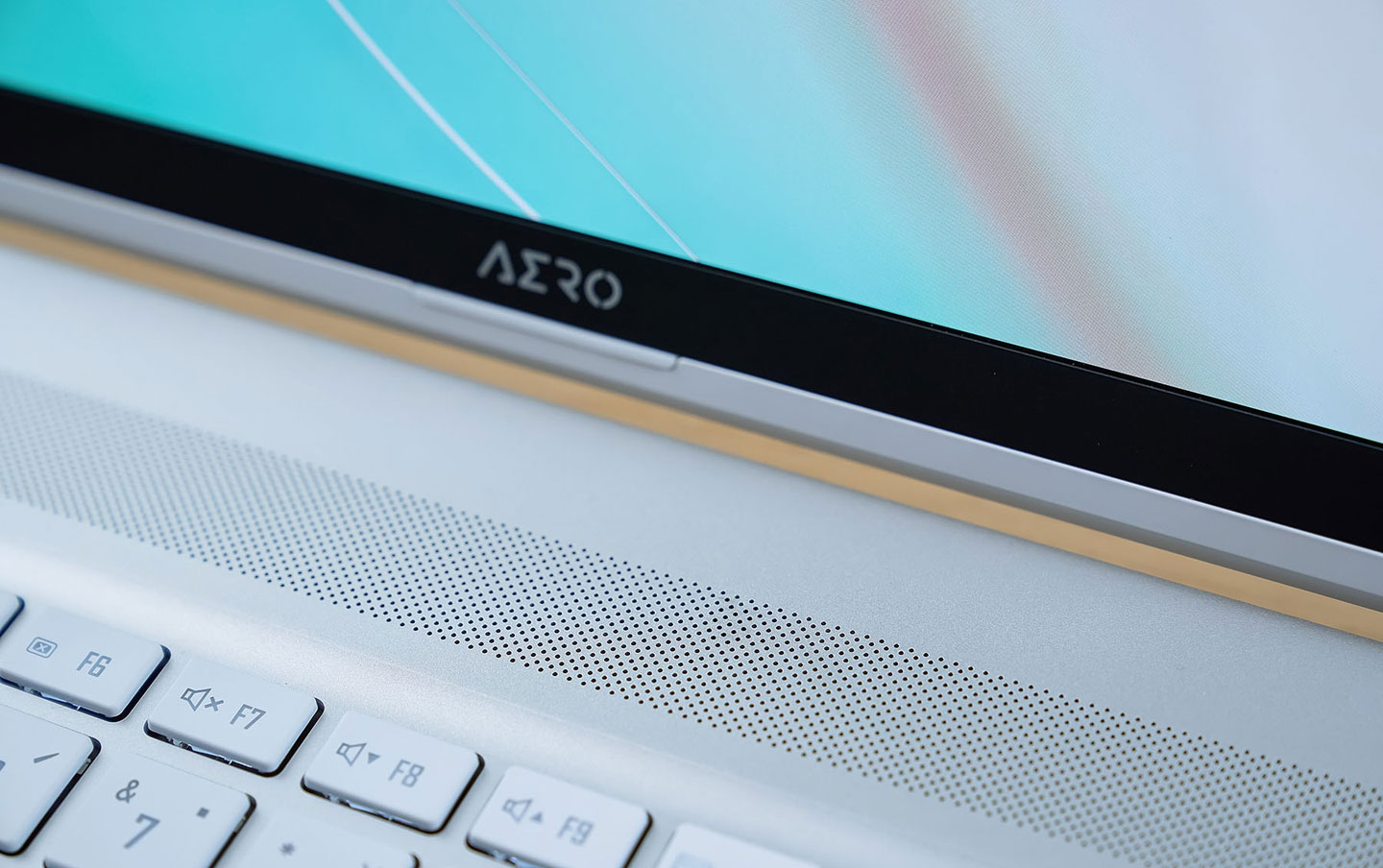 在鍵盤上方靠近螢幕 AERO LOGO 處有一個隱藏於網區塊的光源感測器，可以偵測環境亮度自動調校螢幕的顯示定。