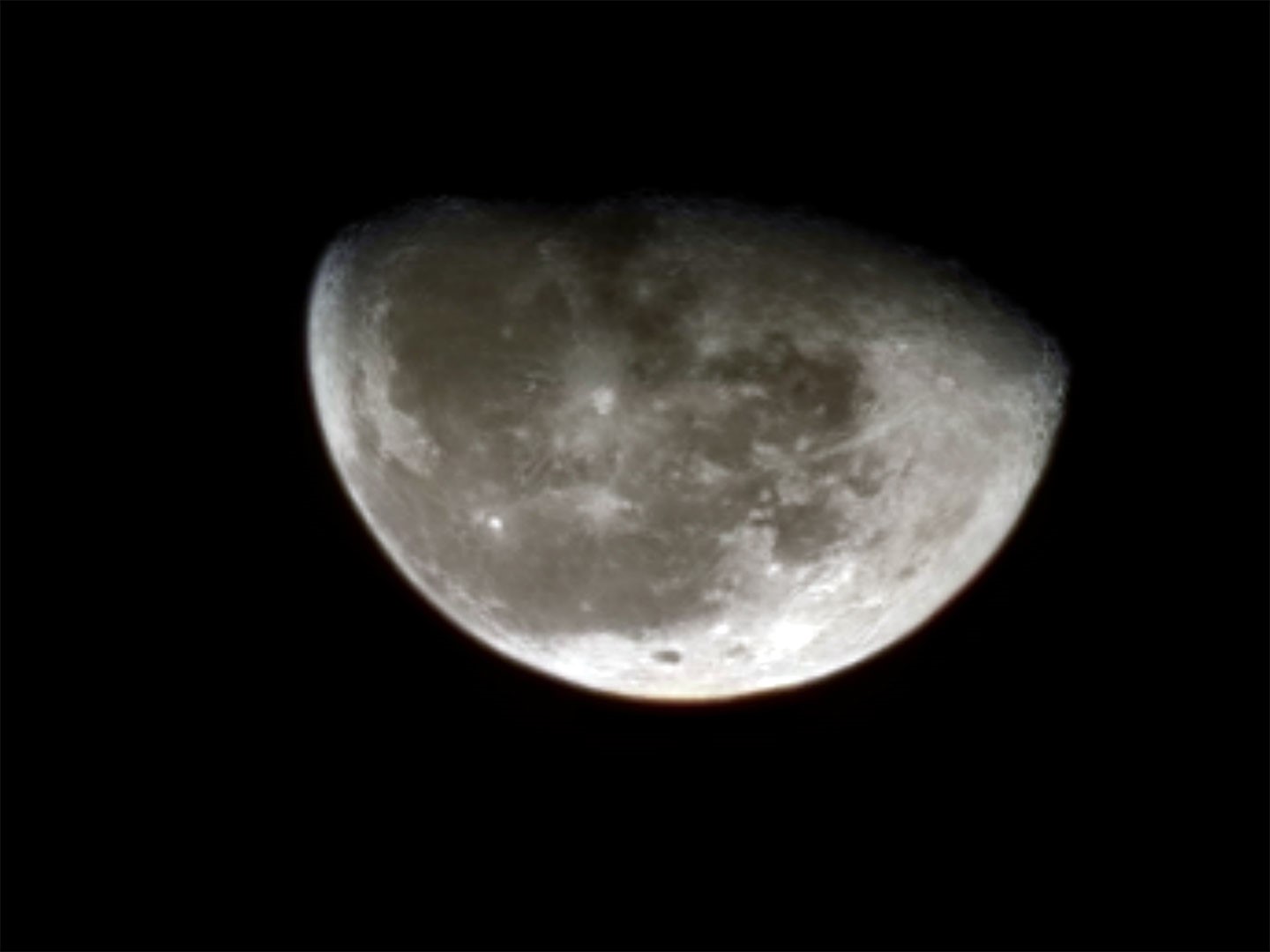 Galaxy S23 Ultra 的 100x 數位變焦能輕鬆「打」下美麗清晰的月球照。