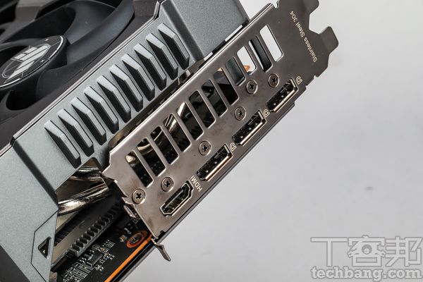 受惠於新的媒體引擎， Radeon RX 7000系列顯示卡支援DisplayPort 2.1規格輸出，傳輸頻寬達到54Gbps十分驚人。 