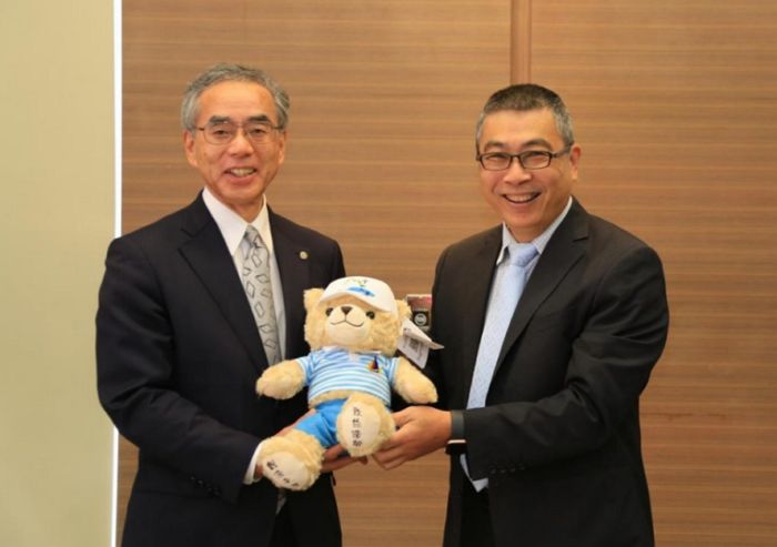 國立山大副校長 志文致贈吉祥物熊娃娃予株式会社島津製作所社長 山本靖則，相當期待雙方合作的展開。