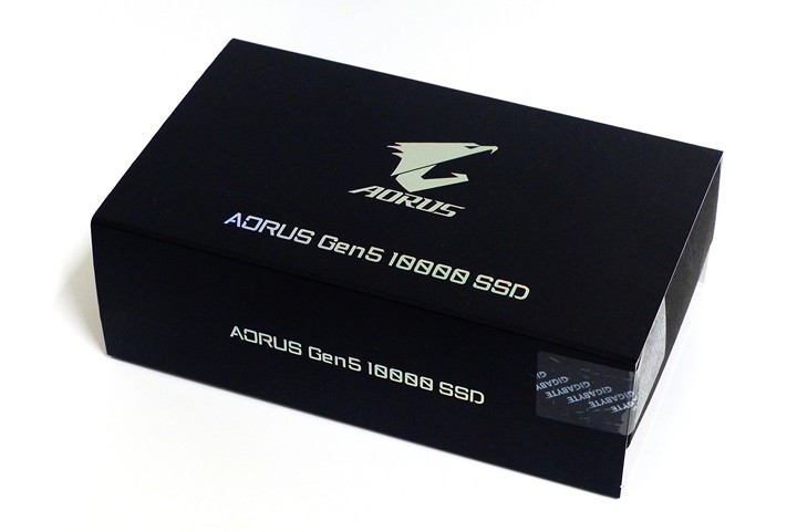 AORUS Gen5 10000 SSD 使用精品級包裝，鷹標誌與文均加上反光干涉燙印。