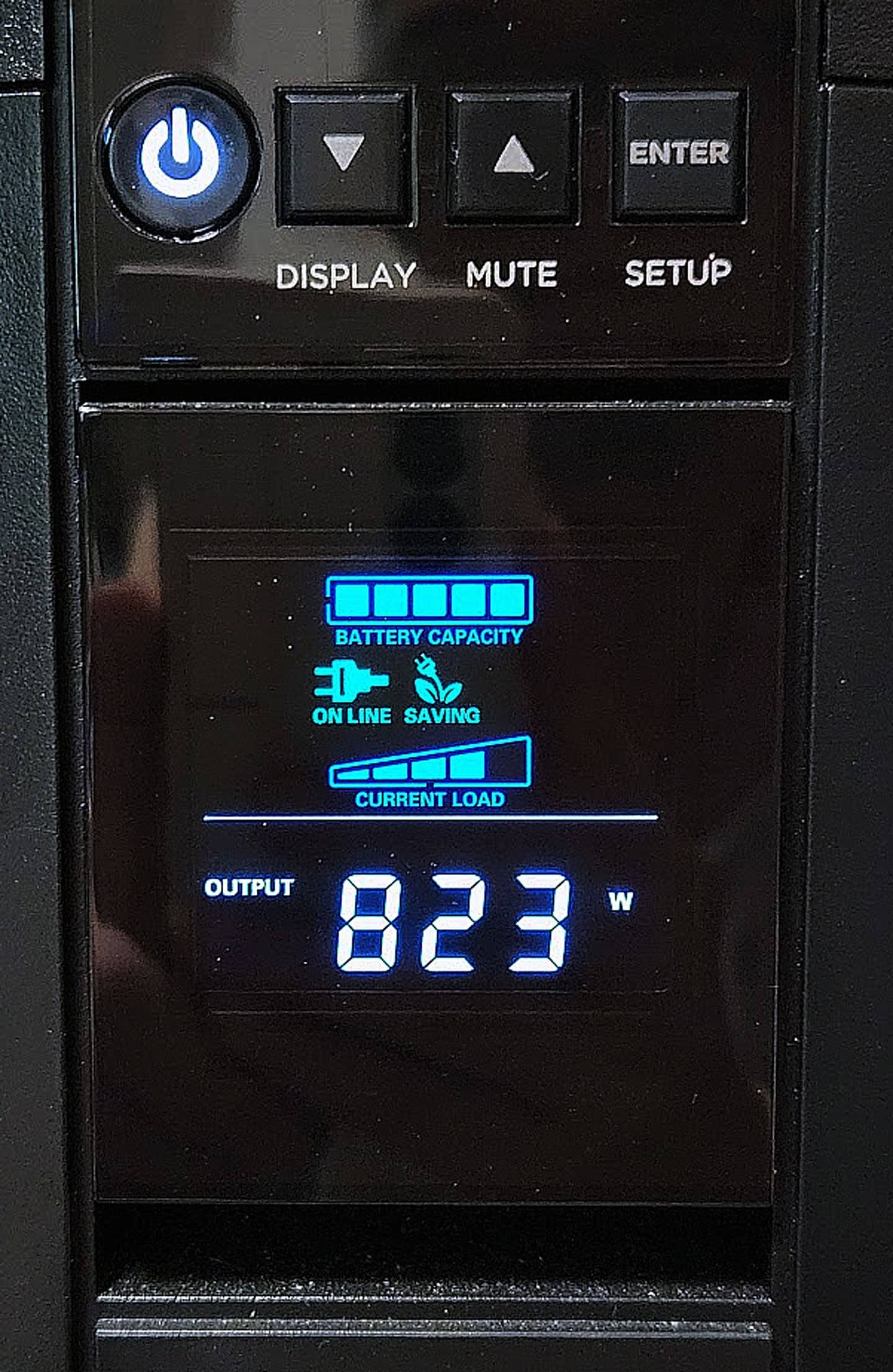 者實測 MEG Trident X2 時的環境有將主機連結至 UPS 不斷電系統，能同時監控備當下的功耗，可以發現在主機全速運行時功耗可達 823W，明硬體並未受到功耗限制。