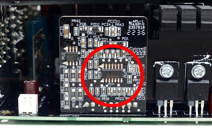 獨立電路板的 CM6500UNX 控制晶片負責 APFC 工作。