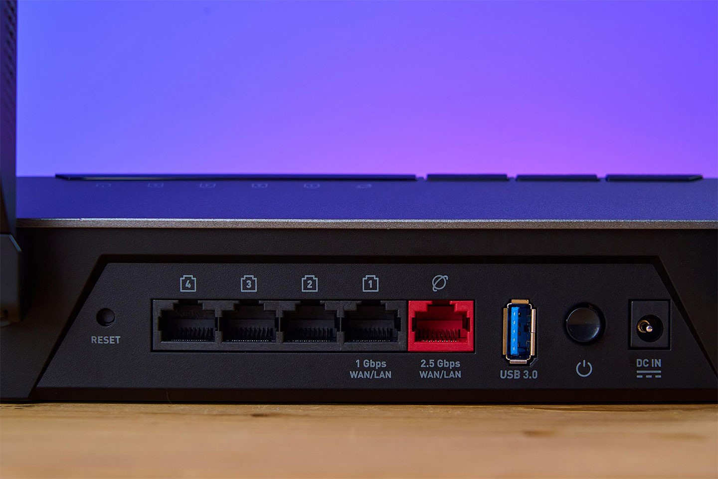 總共有五組 RJ-45 連接埠，包括 4 組 GbE 規格、1 組 2.5 GbE 規格（紅色），其兩組為 WAN / LAN 用，另外也有一組 USB 3.0 Type A 埠可連結儲裝置並置網路共享使用。