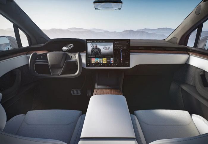 來源：特斯拉Model S 與 Model X 可選配全新 Yoke 方向盤，提供無頓挫延遲的極致駕駛體驗，同時具備車輛自動換檔功能。