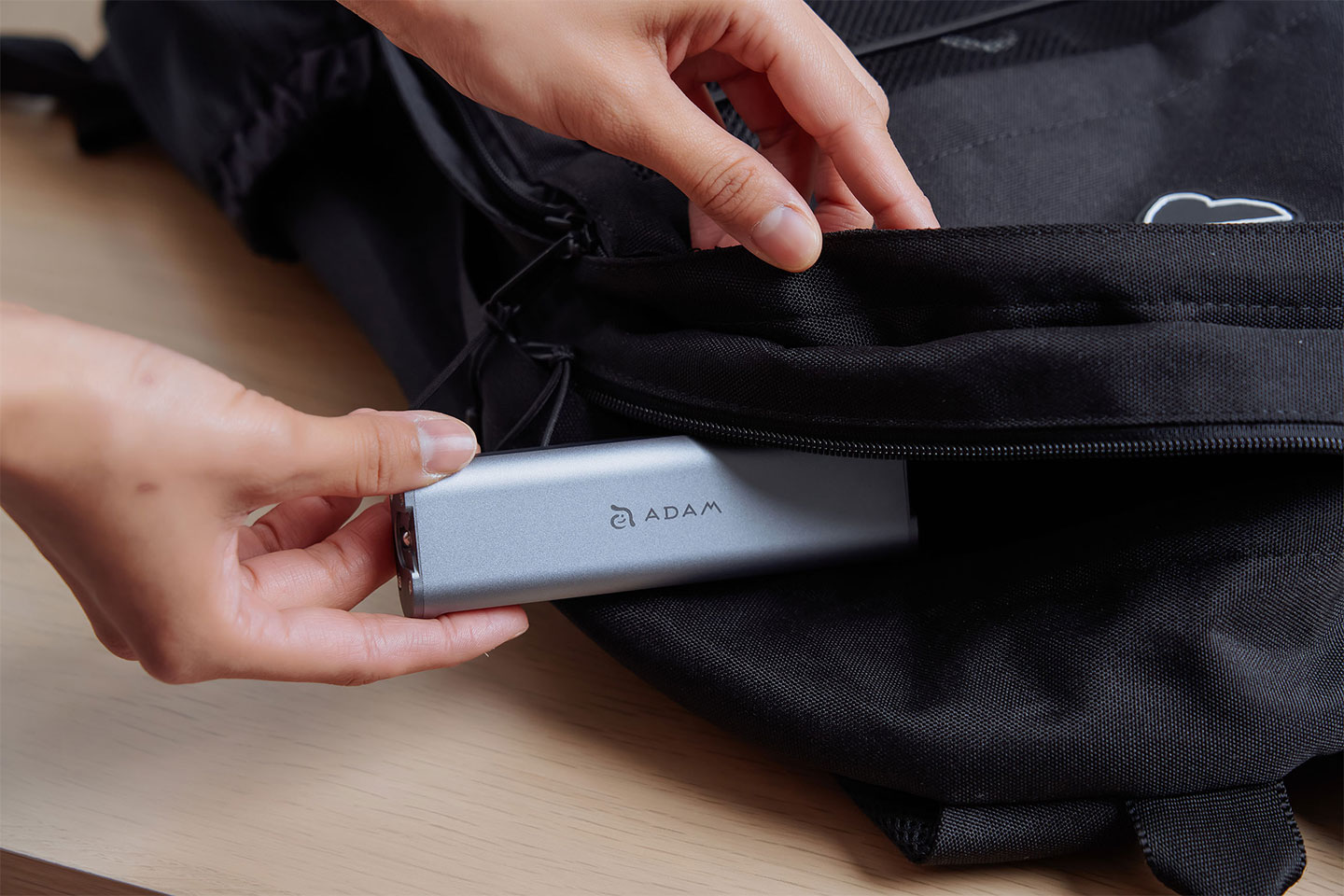 USB-C Hub 本體十分小巧，可以方便放入電包攜帶使用。