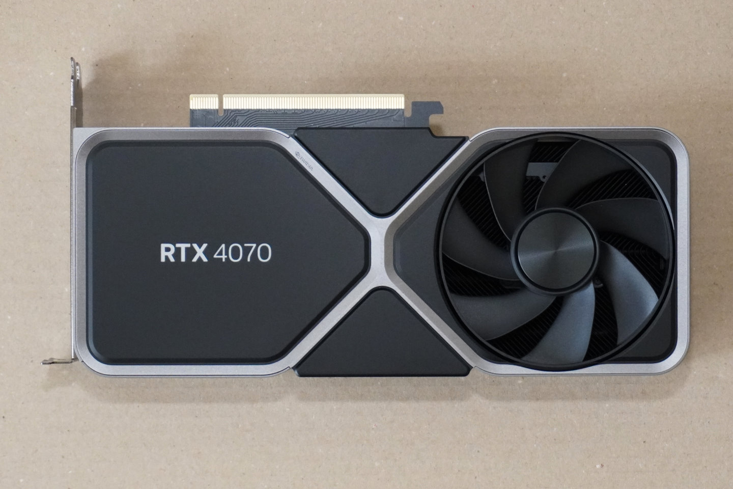GeForce RTX 4070 Founder Edition的造型與先前產品的風格接近。