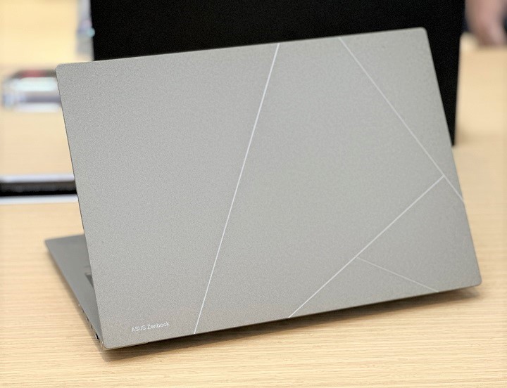 全球最薄 13 吋 OLED 電！Asus Zenbook S 13 OLED 厚度僅 1 公分，售價 48,900 元