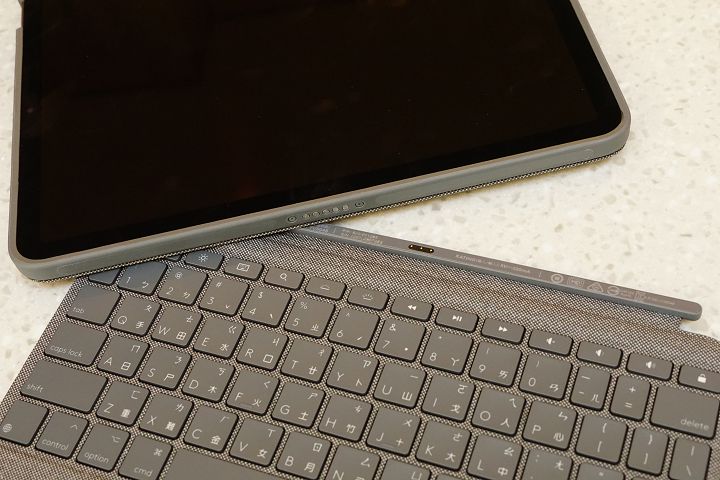 Combo Touch 保套的鍵盤可拆卸，方便轉換為手持或追劇看影片模式，其電源是透過 Apple Smart Connector 磁吸接點，由 iPad 直接供電。