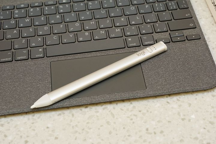 Crayon iPad 數位採用光滑的鋁製機身，扁平造型不容易滾動。