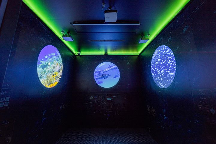 辦公室電梯打造為潛水艇，上下樓彷彿走訪一趟海底世界。
