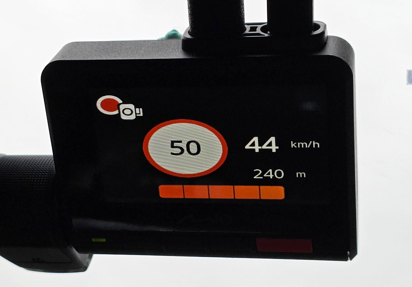 在車輛行進過程，前方若有測速照相執法，除了會有示音與語音提示外，主機螢幕也會顯示速限、當下速度與距離提示。