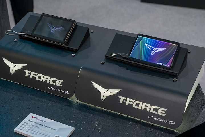 十銓科技攤位上的其他亮點也不少，如 T-FORCE DELTA MAX RGB SSD 系列的新樣式，擁有精緻的燈光計，但官方尚未決定是否投入量產。