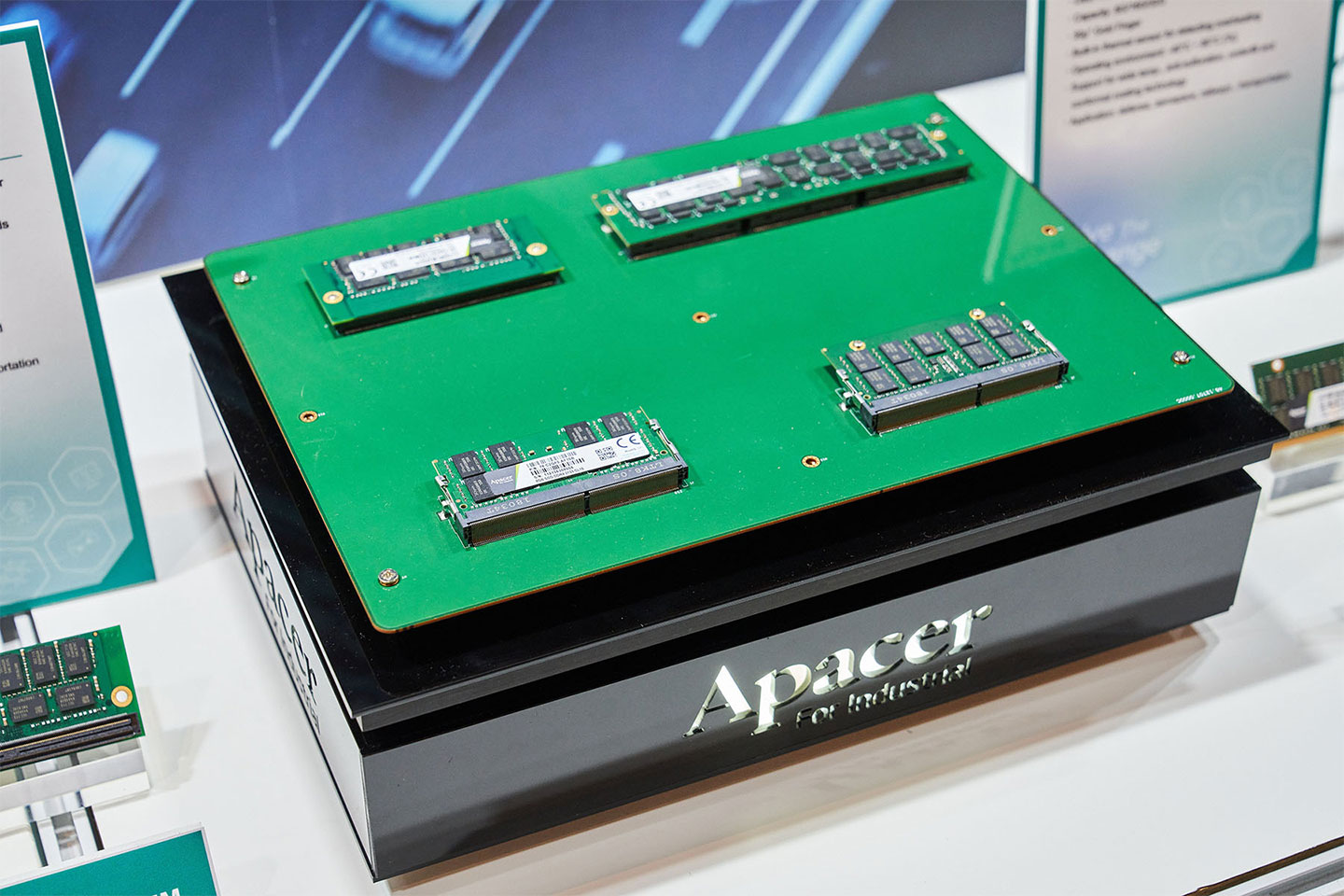 強固型 DDR4 記憶體模組，可適用於移動的車輛、船舶，持續震動的環境下也不會有從主板鬆脫的狀況。