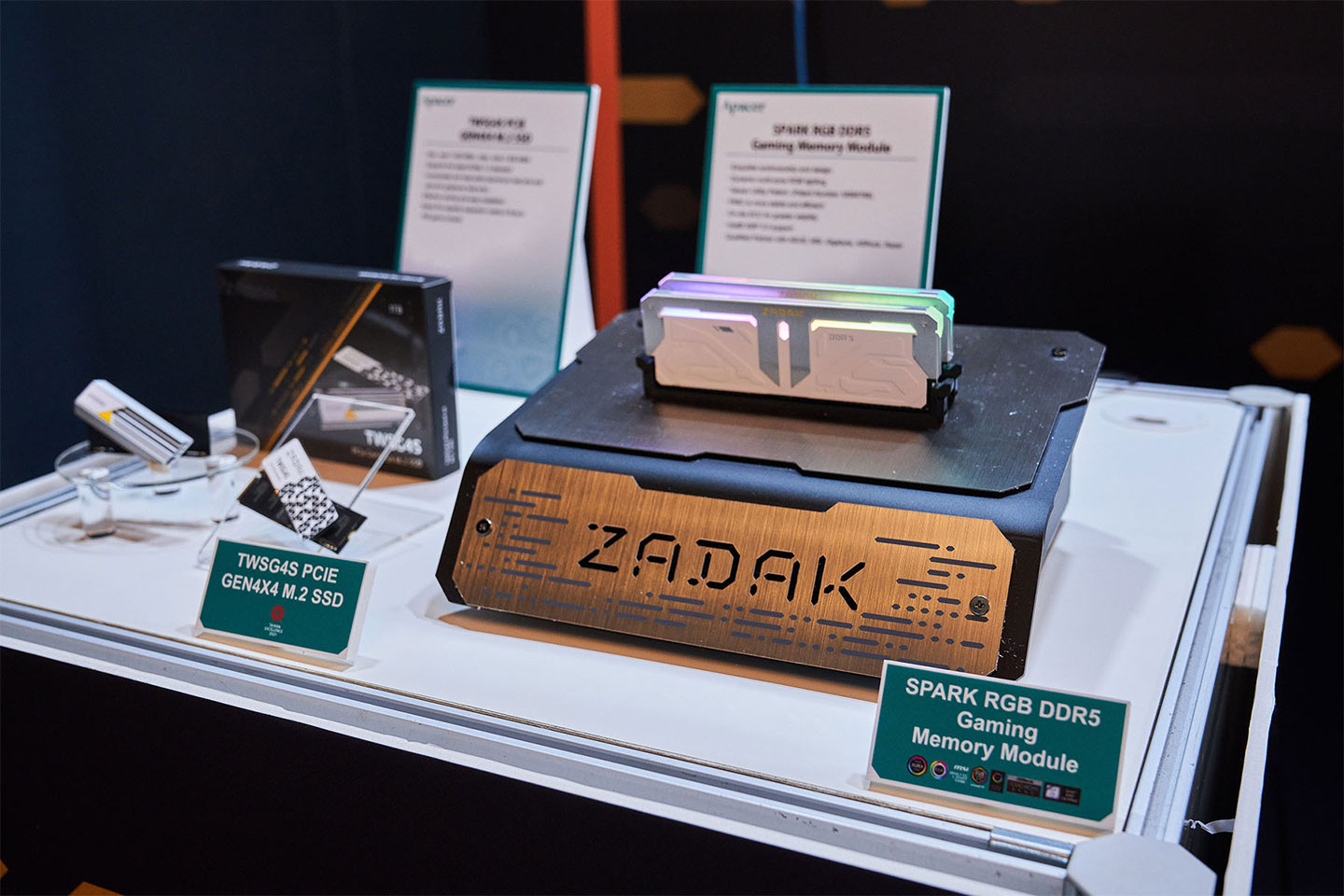 ZADAK 系列 DDR5 電競記憶體。 ▲ ZADAK CASE MOAB II 水冷散熱電競機殼，除了極具特色的開放式計，更標配了水冷散熱系統。