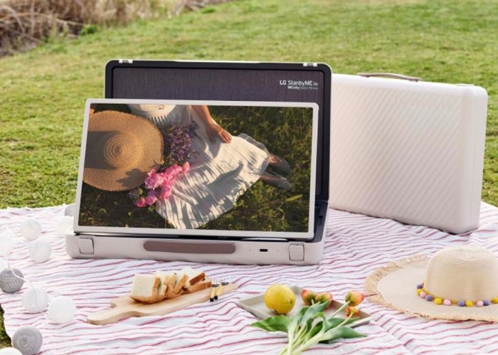 LG新型可攜式顯示器 LG StanbyME Go：把螢幕直接放在手提公事箱裡，根本是長輩去公園唱卡拉OK神器