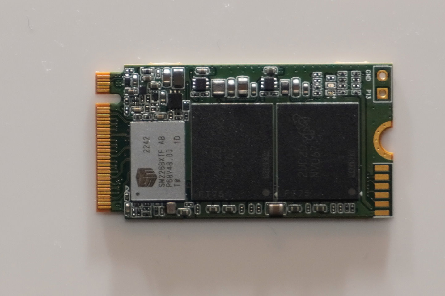 SM2668XT則為4通道、DRAM-Less無緩衝記憶體架構，受益於快閃記憶體傳輸速度可達3200MT/s，讓最高讀取速度可達7.4GB/s。