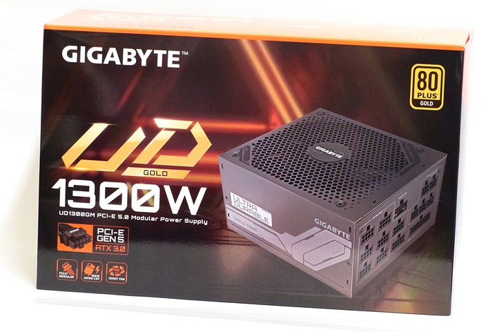 UD1300GM PG5 外盒計風格與該系列相同，並明確標示 ATX 3.0 和 PCIe 5.0（12VHPWR）；因為線材較多的關係，盒身放大不少。