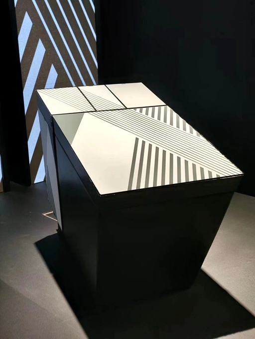 科勒(Kohler)展出概念版Numi2.0智慧馬桶，採用元太科技Prism材質，具有建築幾何的洗鍊造型。