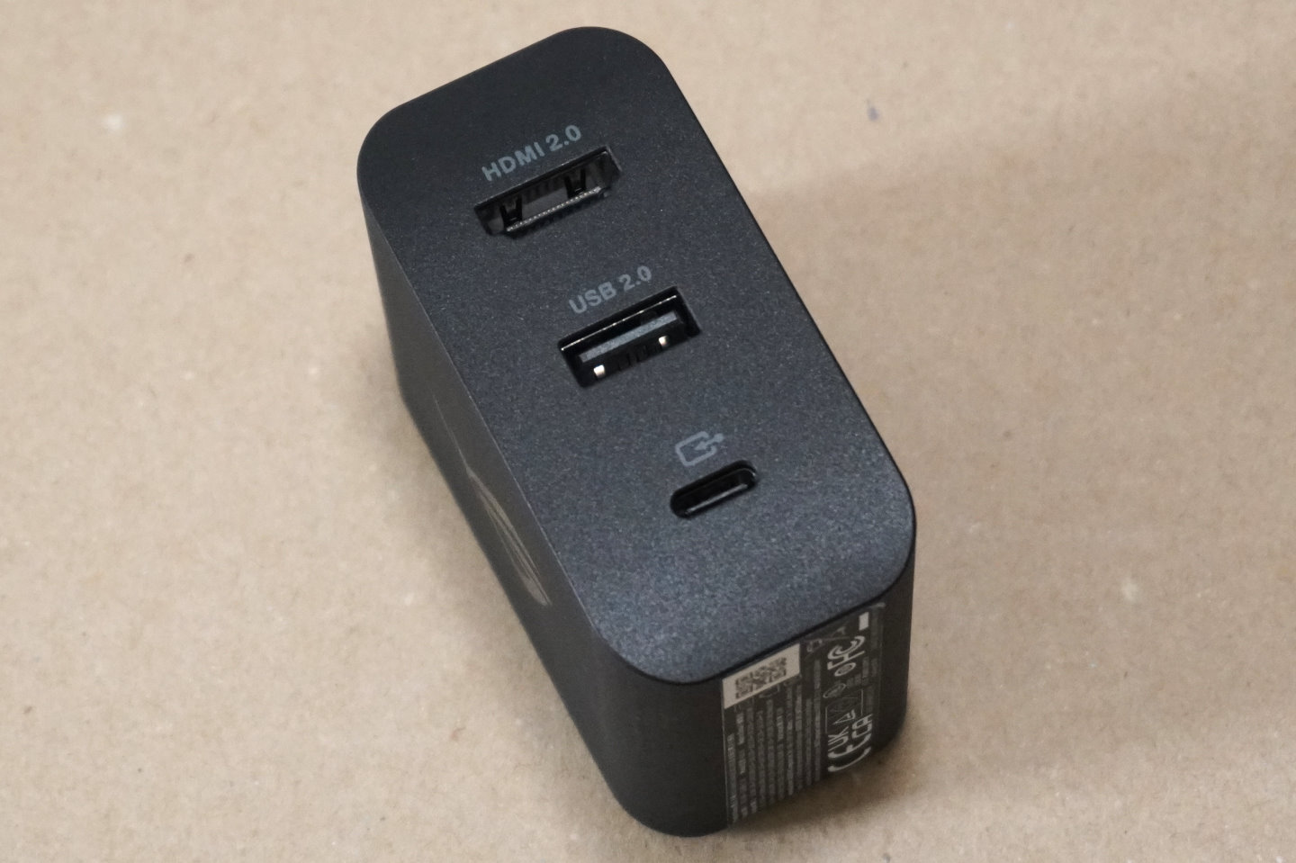 上方的「豆腐」則可透過USB Type-C纜線連接到主機，在充電同時進行影音輸出與資料傳輸。但它僅提供1組USB 2.0端，實用性遠低於一般USB Type-C擴充底座。