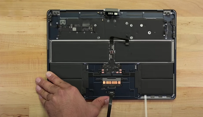 15吋MacBook Air拆解顯示與13吋機型相比，除了尺寸內部幾乎完全一樣