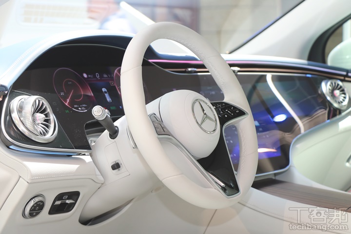在車內視聽娛樂方面，純電旗艦七座休旅 EQS 450 4MATIC SUV 車艙布局最大亮點，莫過於超過 141 公分寬的 Hyperscreen 超寬幅螢幕，導入創新 Zero Layer 零層級觸控介面，拓展視覺與觸控的無邊際體驗。