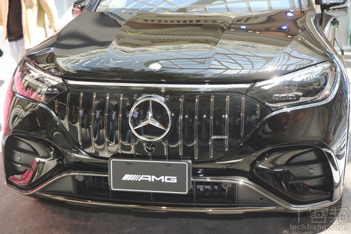 全新 Mercedes-AMG EQE 43 4MATIC SUV 承襲 AMG 專屬的黑色面板散熱格柵，帶有鍍鉻飾條的直瀑式計，集成了賓士的三芒星及 AMG 樣。