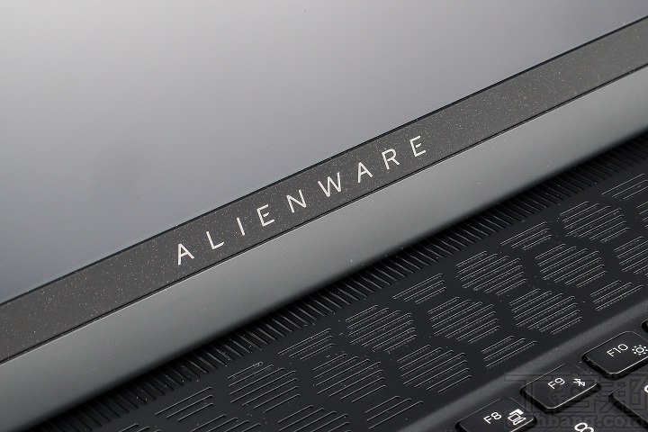 在螢幕下邊框還可以看到顯眼的「ALIENWARE」品牌名稱。