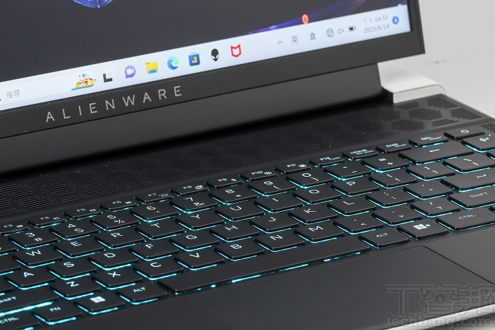 標準的全尺寸鍵鍵盤，鍵程為 1.2mm，打字手感偏硬，並採用單區背光設計。