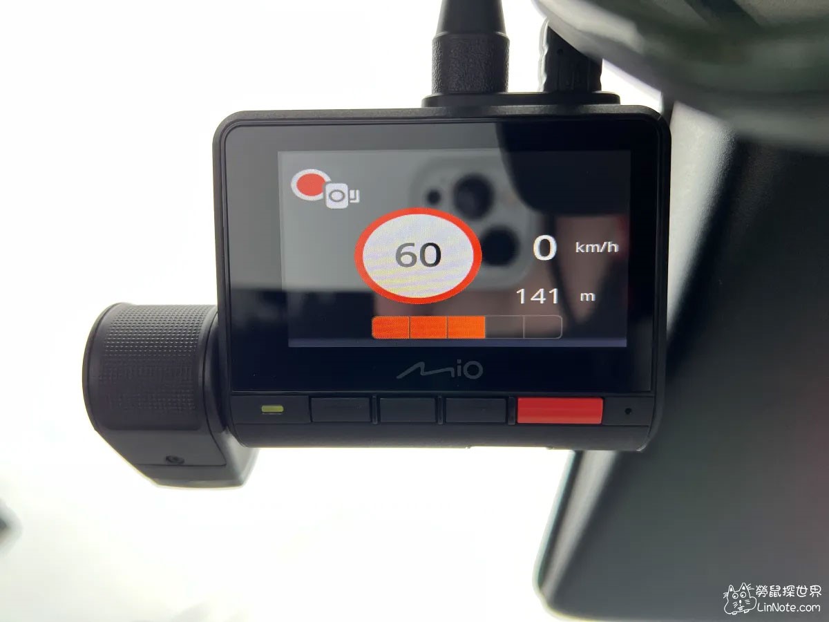 實際使用時，當車輛快接近測速相機就會發出提示音，還會顯示與測速照相機的剩餘距離，讓網友 uhong 大讚這個功能超超超實用（圖片來源：【3C開箱】Mio MiVue 955W+E60行車記錄器，4K/2K追求極致影像）