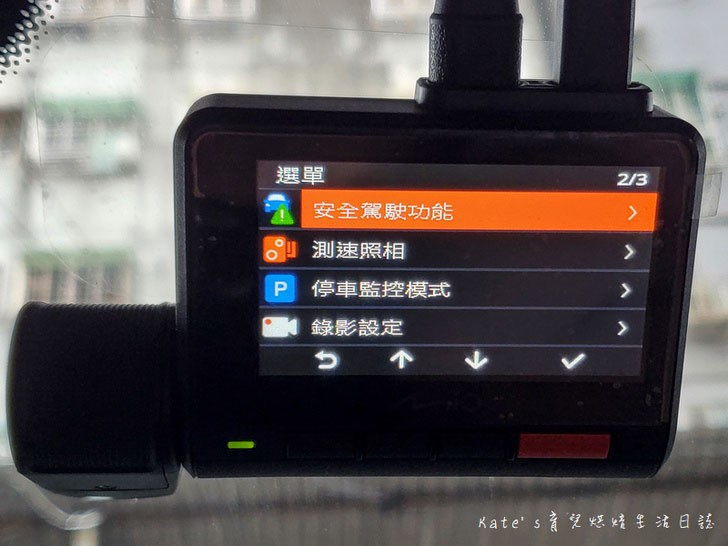 MiVue 955W + E60 也同時整合了安全駕駛功能，包括後鏡的 BCW 後方碰撞示功能，這也是市面上首款 AI 智能後鏡功能。（圖片來源：Mio MiVue™ 955W+E60 安全預合一 GPS WIFI 雙鏡行車記錄器）